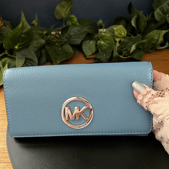 NWOT Michael Kors Fulton Sky Blue Pebbled Leather Wallet - Picture 3 of 11